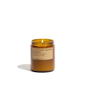 P.F. Candle Nr.19 Patchouli sweetgrass: Un sabato con le finestre aperte, l'incenso che brucia e il vuoto. Barattolo di vetro ambrato, etichetta in carta kraft e coperchio in ottone.