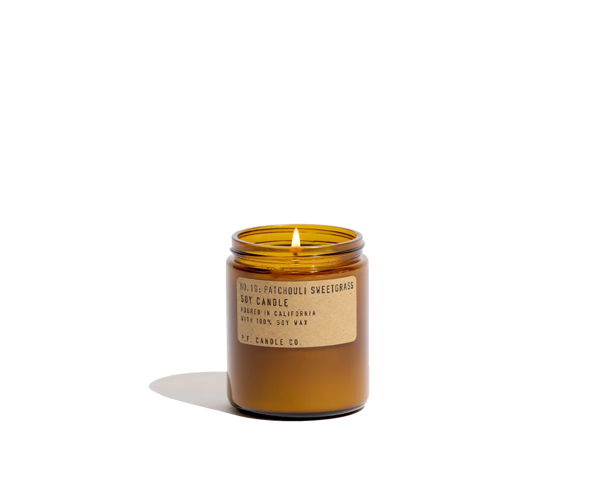 P.F. Candle Nr.19 Patchouli sweetgrass: Un sabato con le finestre aperte, l'incenso che brucia e il vuoto. Barattolo di vetro ambrato, etichetta in carta kraft e coperchio in ottone.