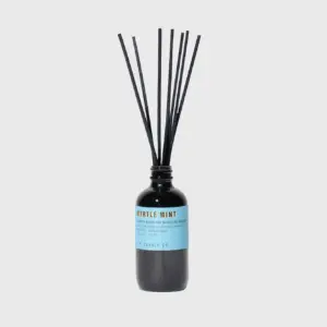 P.F. Candle Myrtle mint Reed Diffuser: eucalipto blu, erba delle dune, sale marino e rugiada