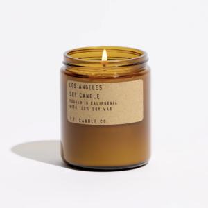 P.F. Candles Los Angeles Bouganville rigogliosa, escursioni nei canyon, tramonti mozzafiato, luci della città.Bouganville rigogliosa, escursioni nei canyon, tramonti mozzafiato, luci della città. Legno di sequoia, lime, gelsomino, achillea.