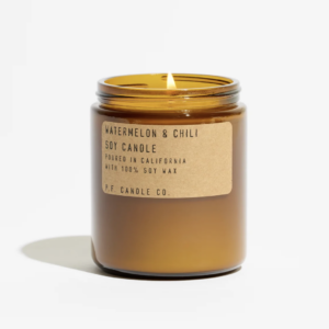 P.F. Candles Watermelon chili: Un gourmand vivace e succoso, ispirato alle estati senza pensieri della California. La scorza amara e il geranio pepato si illuminano con anguria fresca e lime, mentre note terrose di radice di tamarindo, peperoncino secco e sale completano il profilo. Disponibile solo per un periodo limitato.