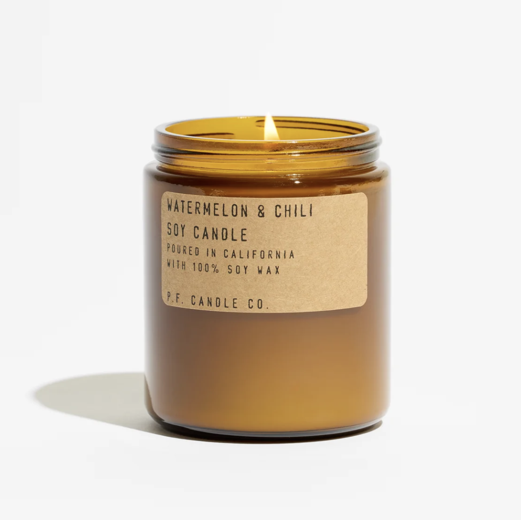 P.F. Candles Watermelon chili: Un gourmand vivace e succoso, ispirato alle estati senza pensieri della California. La scorza amara e il geranio pepato si illuminano con anguria fresca e lime, mentre note terrose di radice di tamarindo, peperoncino secco e sale completano il profilo. Disponibile solo per un periodo limitato.