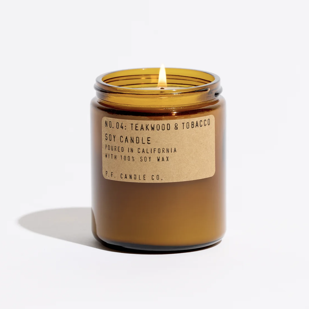 P.F. Nr.04 Teakwood & tobacco: Candles Quella che ha dato inizio a tutto. C'è chi la chiama la fragranza da ragazzo, noi la chiamiamo la O.G. Cuoio, teak, arancio. Woody, warm, musky.