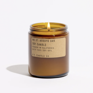 P.F. Candle Nr.37 Arroyo oak: Una lettera d'amore alla quiete selvatica dell'Arroyo Seco.Una lettera d'amore alla quiete selvatica dell'Arroyo Seco. Un passaggio di terreno tortuoso profumato di artemisia selvatica, foglie di quercia frantumate, freschi letti di ruscello e pietra di canyon. Vetiver, incenso e quercia californiana.