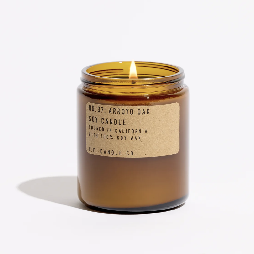 P.F. Candle Nr.37 Arroyo oak: Una lettera d'amore alla quiete selvatica dell'Arroyo Seco.Una lettera d'amore alla quiete selvatica dell'Arroyo Seco. Un passaggio di terreno tortuoso profumato di artemisia selvatica, foglie di quercia frantumate, freschi letti di ruscello e pietra di canyon. Vetiver, incenso e quercia californiana.