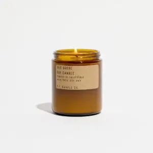 P.F. Candles Iris suede: Un omaggio agli autunni della costa est. Mucchi di foglie, giacche di pelle e mattine frizzanti.
