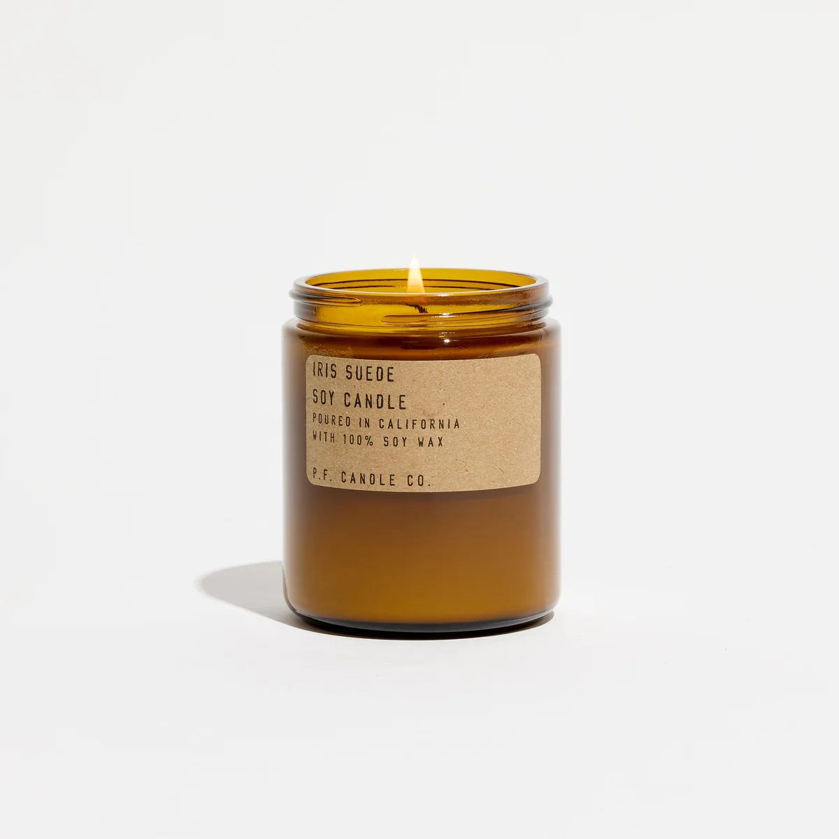 P.F. Candles Iris suede: Un omaggio agli autunni della costa est. Mucchi di foglie, giacche di pelle e mattine frizzanti.