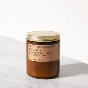 P.F. Candle Nr.32 Sandalwood rose: candela profumata ai petali di viola