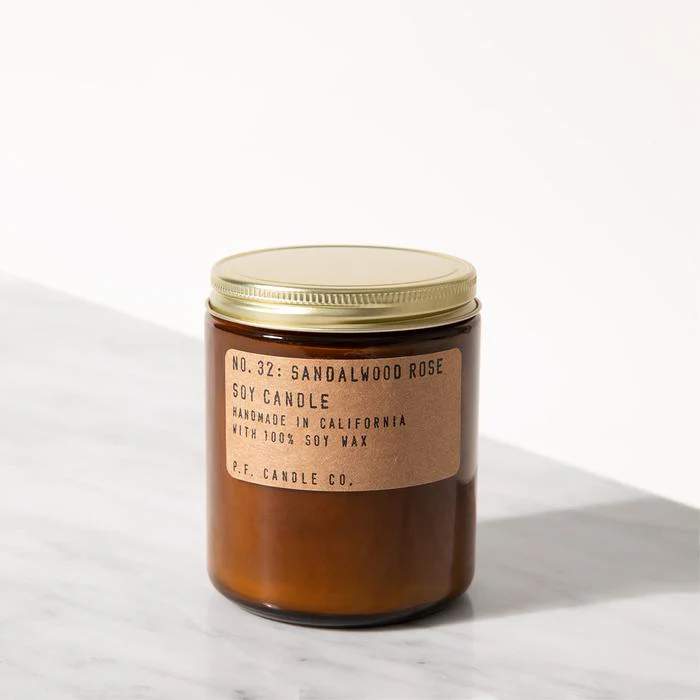 P.F. Candle Nr.32 Sandalwood rose: candela profumata ai petali di viola