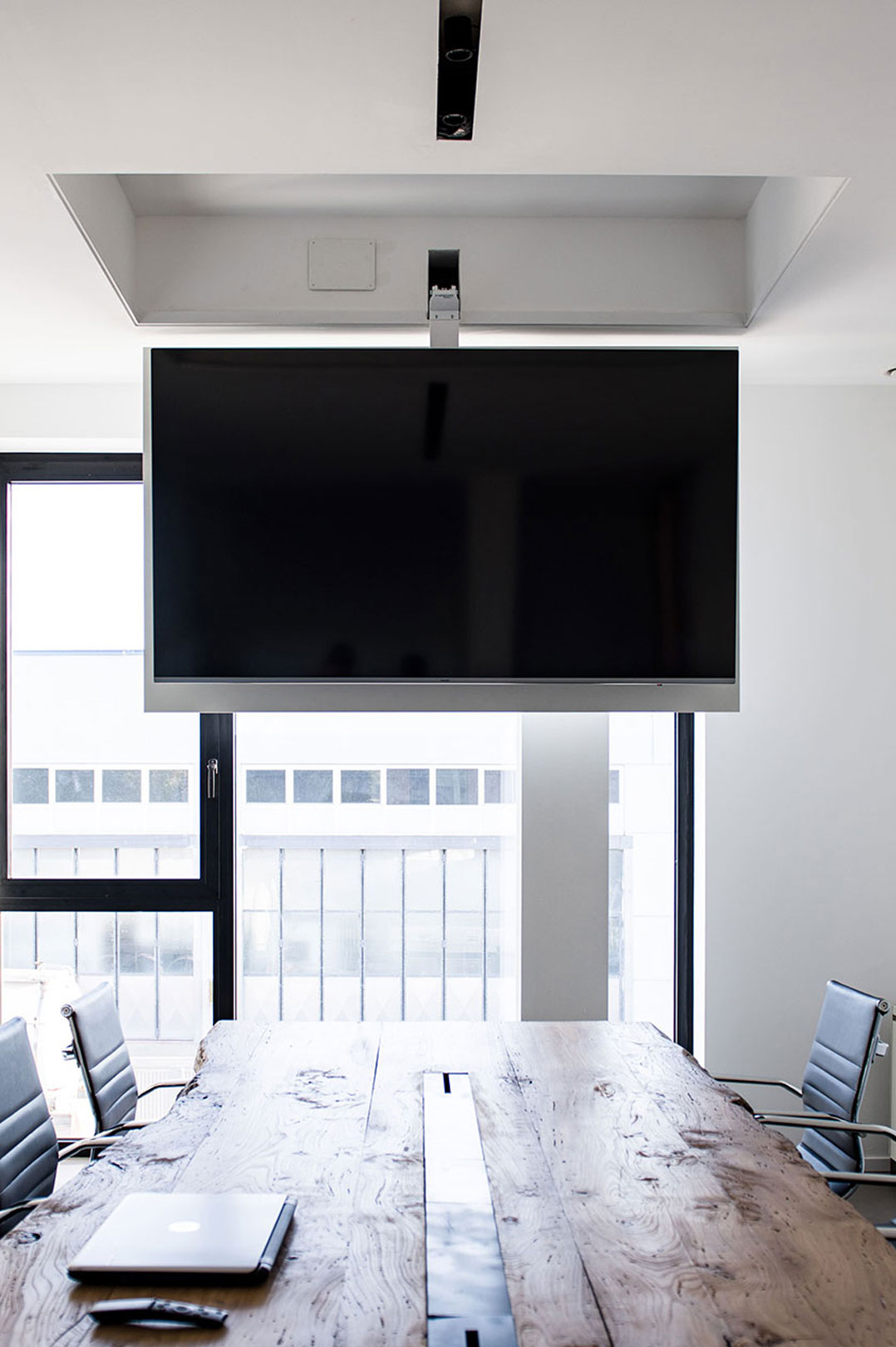 Support TV de plafond contemporain - FLIP 100 - MAIOR - motorisé pour  plafond / télécommandé / professionnel